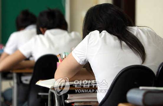 韩调查显示男学生更沉迷于网络,女学生更沉迷于智能手机。图片来源：韩联社